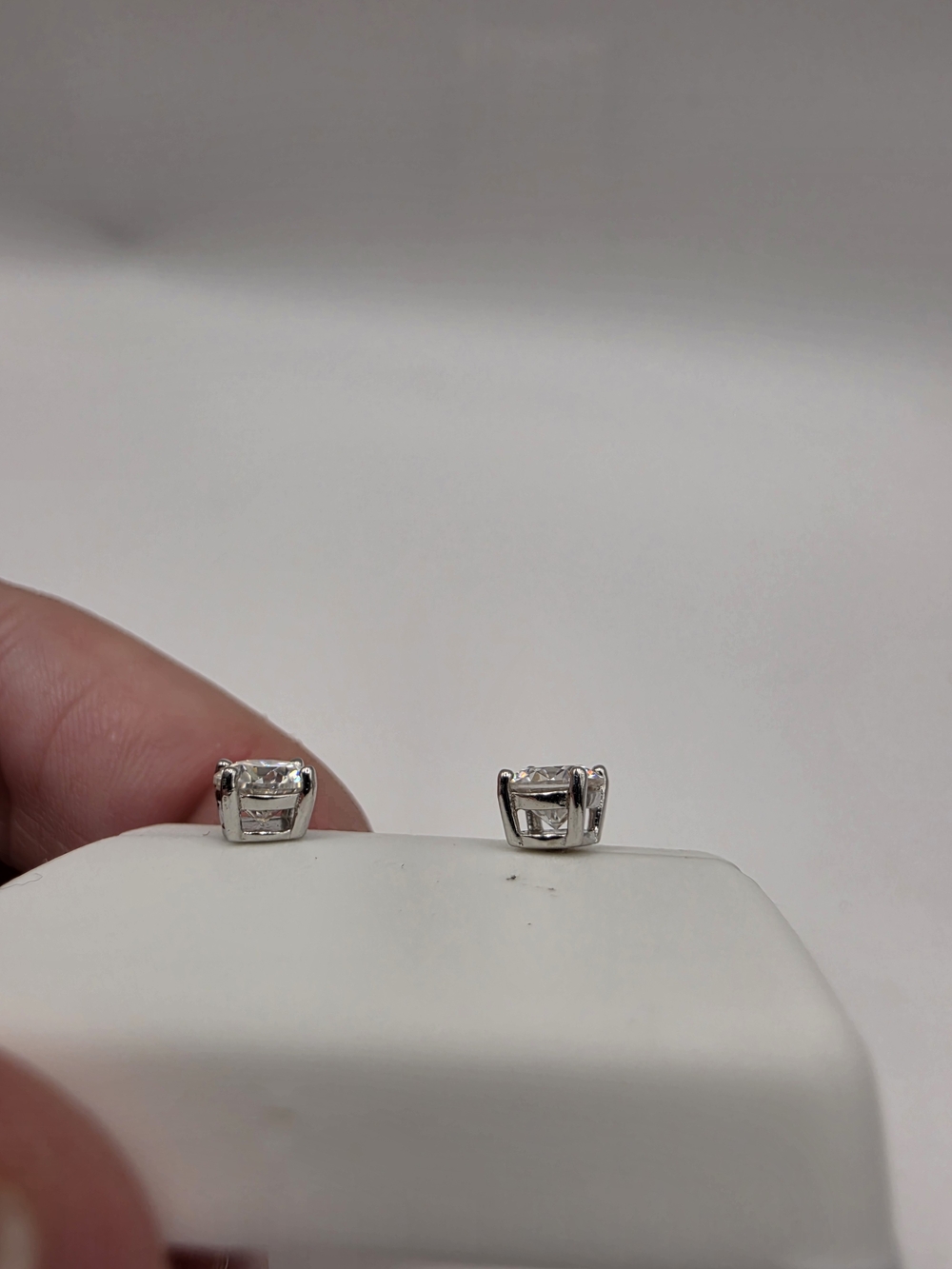 1ctw Classic Round Cut Moissanite Stud Earrings S925 - Picture 3 of 4